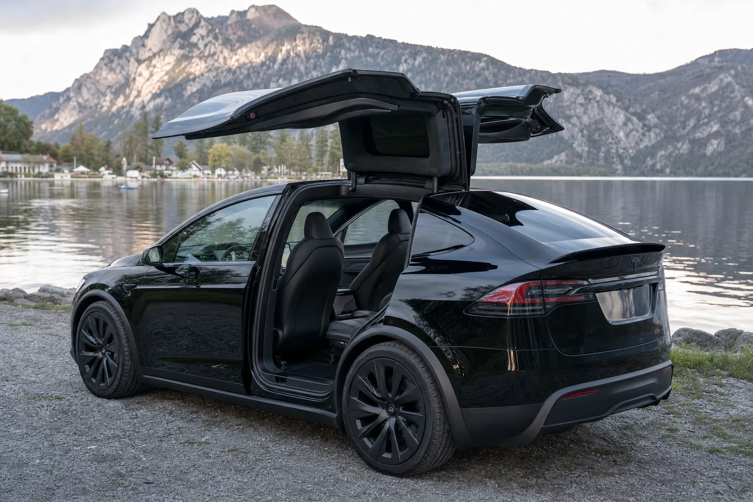 Schwarzes Model X mit beiden geöffneten Falcon-Wing-Türen am Traunsee